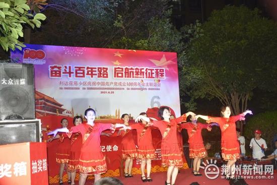 英国利物浦市中心一座4层建筑发生火灾 出现倒塌迹象